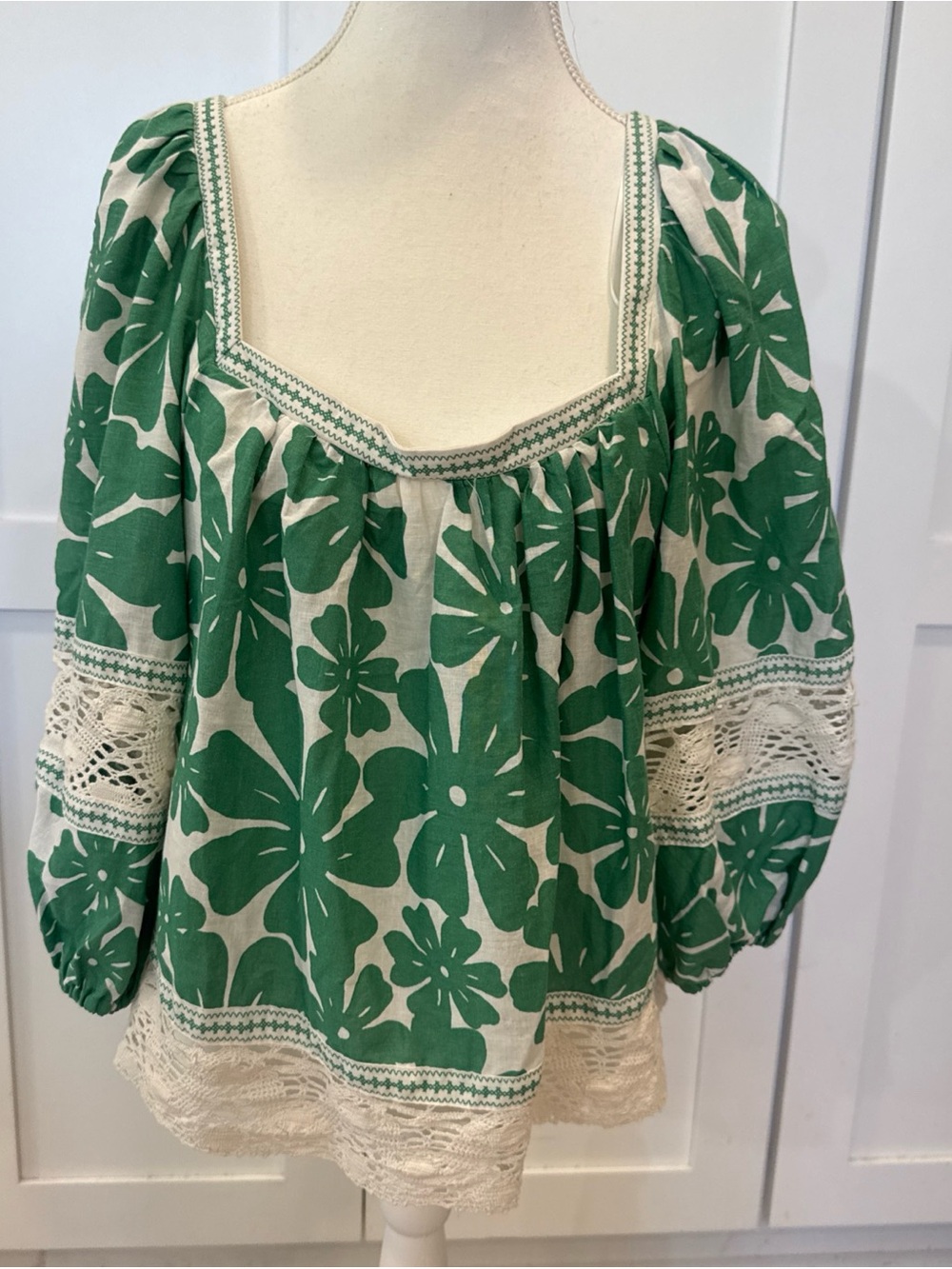 NWT Rachel Zoe Green Floral Peasant Top with crochet Lace Trim Sz L